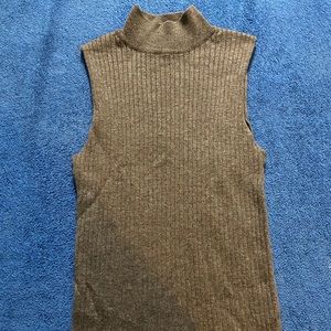 Gray fitted no sleeve shirt